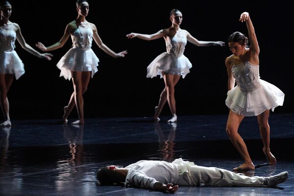 El ballet &#x27;El lago de los cisnes&#x27; de Angelin Preljocaj - Sputnik Mundo