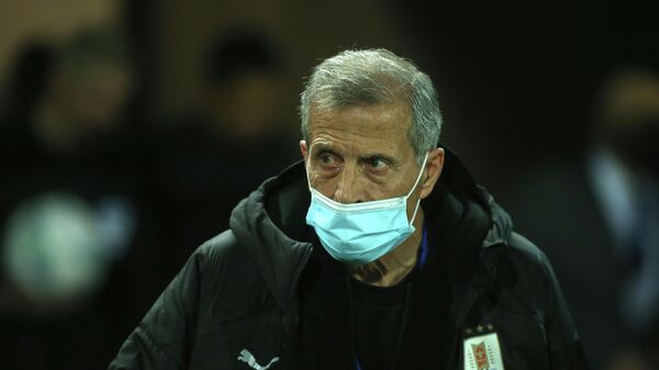 El entrenador de la selección uruguaya de fútbol, Óscar Washington Tabárez, durante un partido por las Eliminatorias hacia Catar 2022 - Sputnik Mundo