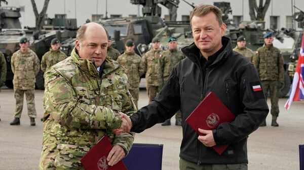 El secretario de Defensa británico, Ben Wallace, y el ministro de Defensa Nacional de Polonia, Mariusz Blaszczak - Sputnik Mundo