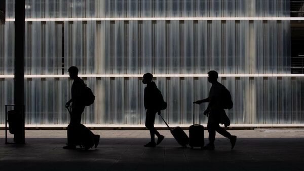 Imagen referencial de unos viajeros en el Aeropuerto de Barcelona - Sputnik Mundo