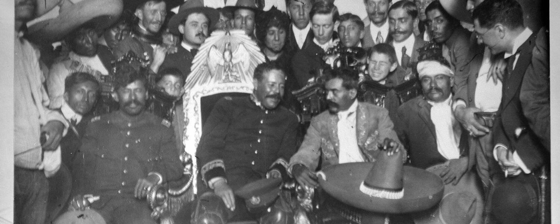Francisco Villa, héroe revolucionario mexicano sentado en la silla presidencial, y Emiliano Zapata a su lado  - Sputnik Mundo, 1920, 20.11.2021