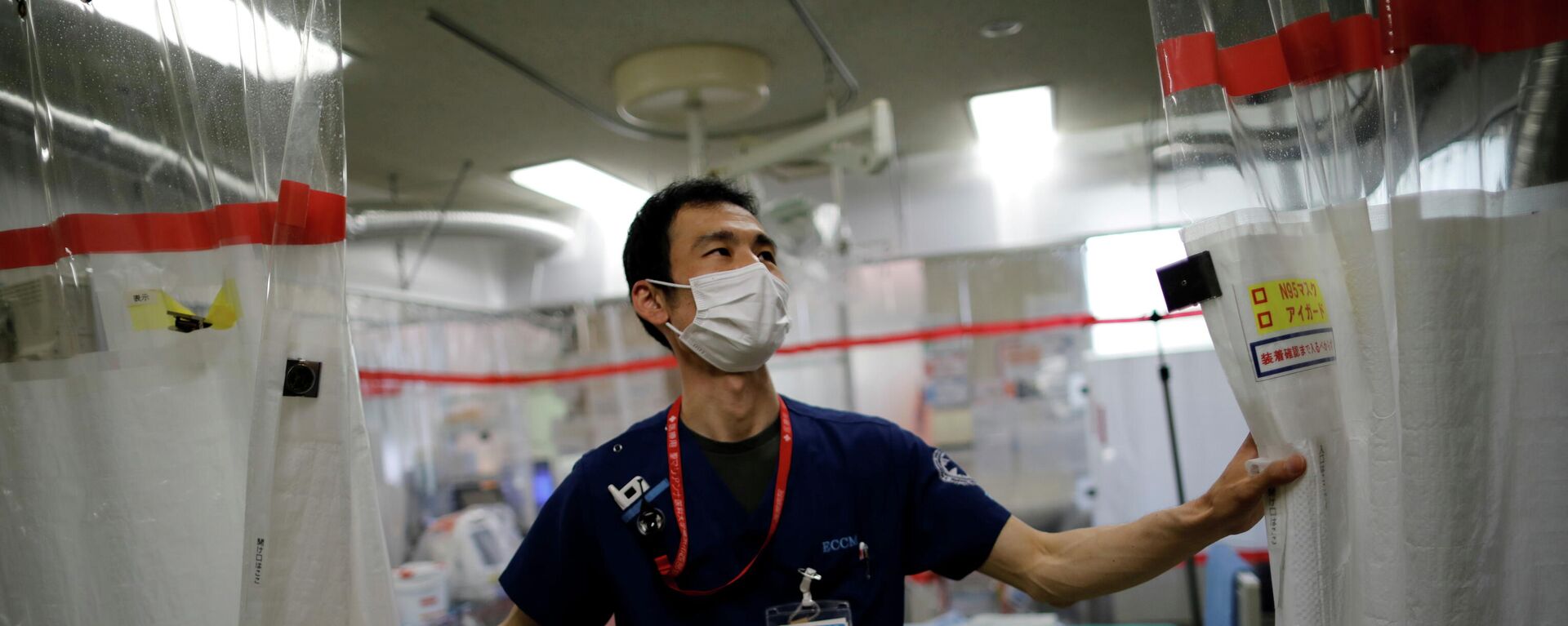 Un médico japonés en la sala de emergencias y cuidados intensivos del hospital de la Universidad St. Marianna Yokohama Seibu, en Yokohama, al sur de Tokio, Japón - Sputnik Mundo, 1920, 21.11.2021