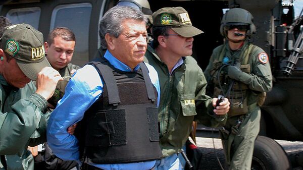 Miguel Rodríguez Orejuela, exfundador y líder del cartel de Medellín, escoltado para ser entregado a las autoridades estadounidenses el 11 de marzo de 2005 en la base aérea de Palanquero, cerca de Puerto, Colombia - Sputnik Mundo