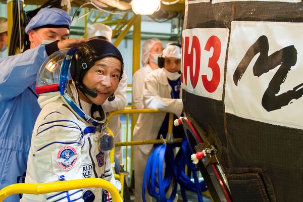 Esta es la primera vez en 12 años que los turistas espaciales llegan al cosmódromo ruso. Durante las dos semanas que quedan antes de viajar al espacio a bordo del cohete Soyuz MS-20, Maezawa (en la foto), Hirano y Misurkin tendrán que pasar por una serie de entrenamientos y exámenes médicos. - Sputnik Mundo