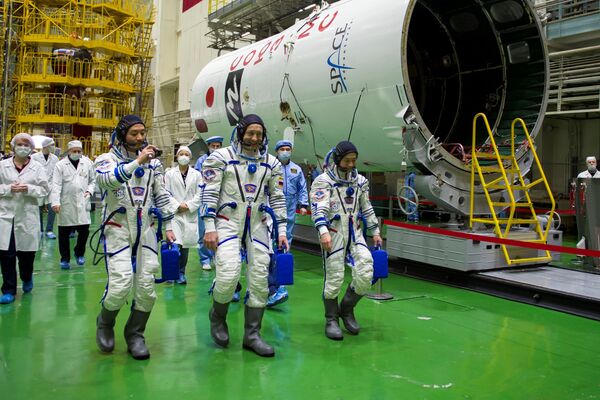 El lanzamiento de la nave Soyuz MS-20 sobre el cohete Soyuz-2.1a está programado para el 8 de diciembre. En la foto: el cosmonauta Alexandr Misurkin junto a los turistas espaciales japoneses Yusaku Maezawa y Yozo Hirano durante los preparativos para el vuelo. - Sputnik Mundo