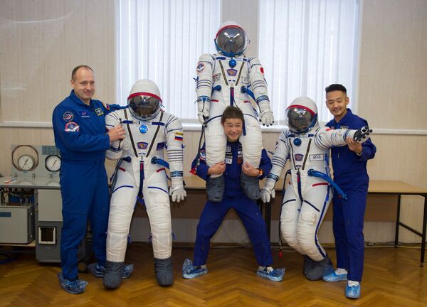 Yusaku Maezawa y Yozo Hirano están listos para ir al espacio: han pasado todas las pruebas en las maquetas de la nave Soyuz MS y del segmento ruso de la EEI. - Sputnik Mundo