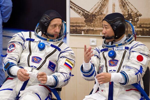 La tripulación suplente está formada por el cosmonauta ruso Alexandr Skvortsov y otro japonés, Shun Ogiso. En la foto: Yusaku Maesawa (dcha.) y Alexandr Misurkin en el cosmódromo de Baikonur. - Sputnik Mundo