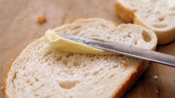 Imagen referencial de margarina untada en el pan - Sputnik Mundo