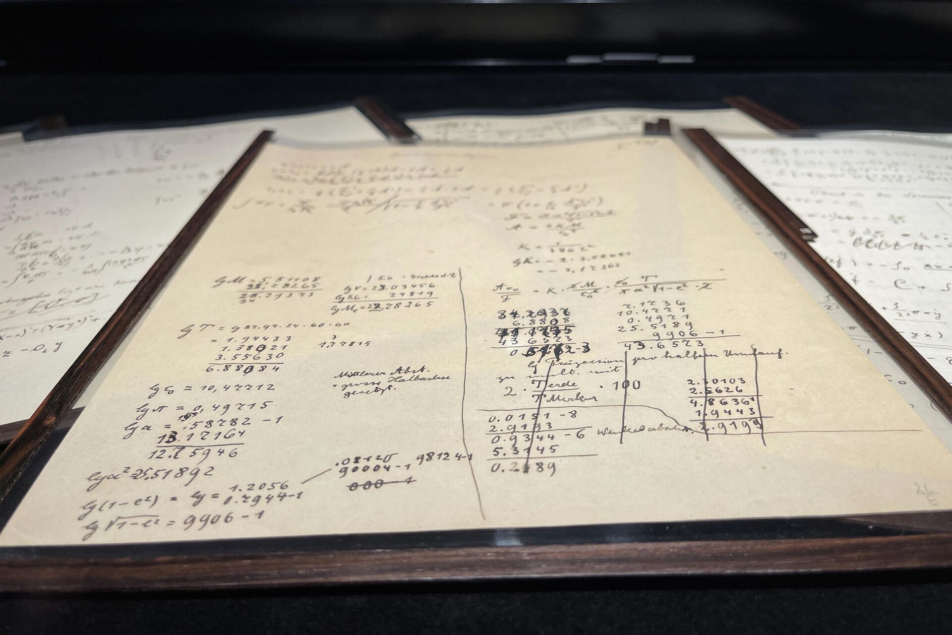 El manuscrito de 54 páginas escrito conjuntamente por Albert Einstein y Michele Besso entre junio de 1913 y principios de 1914, que documenta una etapa crucial en el desarrollo de la teoría general de la relatividad, se exhibe en la Casa Christie's en París. - Sputnik Mundo, 1920, 24.11.2021