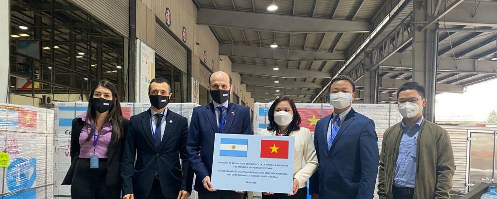 Llega a Vietnam una partida de 500.000 vacunas contra el COVID-19 donadas por Argentina - Sputnik Mundo, 1920, 24.11.2021