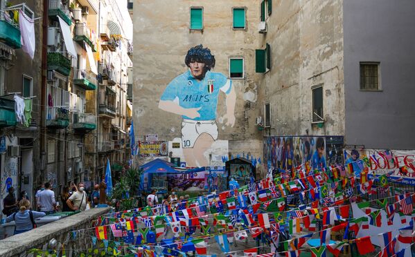 Arte callejero en homenaje a Maradona en Nápoles (Italia). - Sputnik Mundo