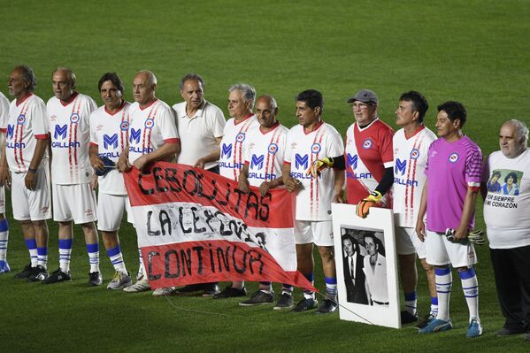 Exjugadores de Cebollitas posan para una foto antes de un partido en homenaje a Maradona en el estadio del club Argentinos Juniors, en Buenos Aires (Argentina), el 30 de octubre de 2021. - Sputnik Mundo