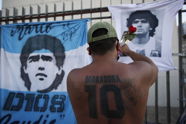 Un hincha con un tatuaje en homenaje a Maradona durante una marcha para exigir respuestas acerca de la muerte del futbolista, llevada a cabo en Buenos Aires (Argentina) el 10 de marzo de 2021. - Sputnik Mundo