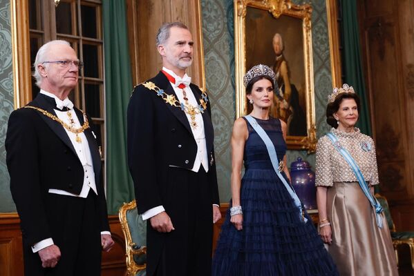Los reyes de España y Suecia minutos antes de recibir a los invitados de la cena de gala que tuvo lugar en el Palacio Real de Estocolmo y a la que asistieron 90 comensales.  - Sputnik Mundo