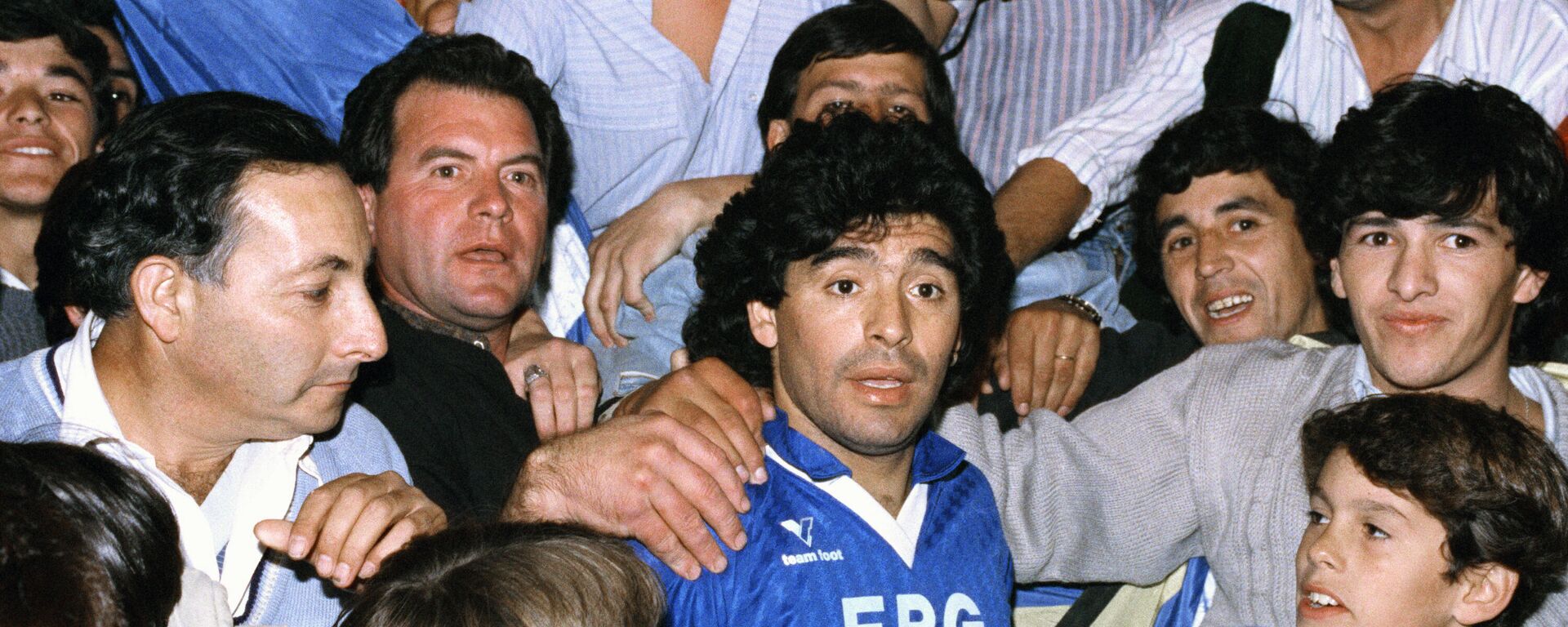 Diego Maradona rodeado de fanáticos durante un evento benéfico en Buenos Aires en 1991 - Sputnik Mundo, 1920, 25.11.2021