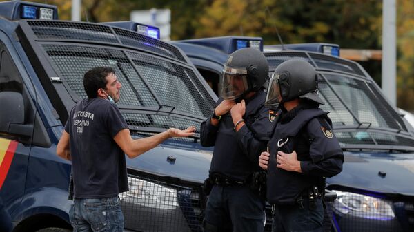 Un trabajador metalúrgico hablando con policías en Cádiz - Sputnik Mundo