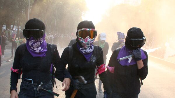 Encapuchadas durante la marcha con motivo del Día Internacional para la Eliminación de la Violencia contra las Mujeres en Ciudad de México - Sputnik Mundo