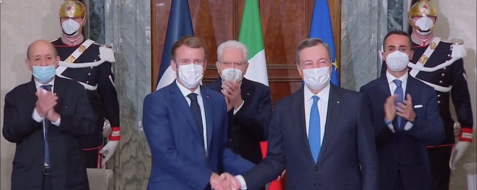El presidente de Francia, Emmanuel Macron, y el primer ministro de Italia, Mario Draghi - Sputnik Mundo, 1920, 26.11.2021
