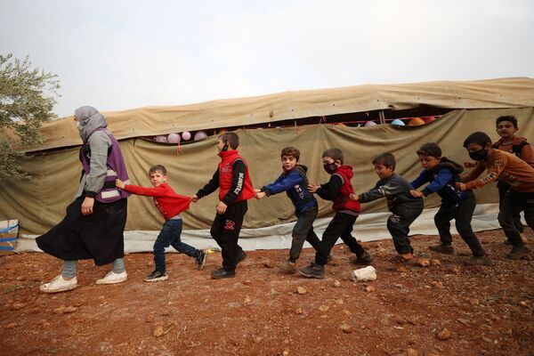 Unos niños celebran el Día Mundial del Niño en un campamento para personas desplazadas en Idlib (Siria). - Sputnik Mundo