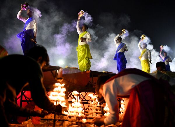 Unos sacerdotes realizan el ritual &#x27;Aarti&#x27; durante el festival Dev Deepawali en Prayagraj, la India. - Sputnik Mundo