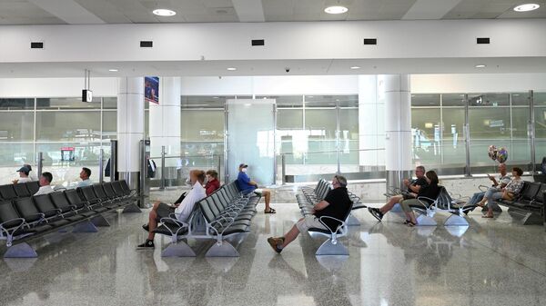 Personas en la sección de llegadas de la terminal internacional del Aeropuerto Internacional Kingsford Smith, en Sydney, Australia - Sputnik Mundo