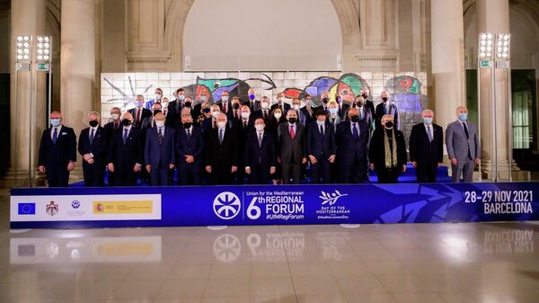 Foto de familia de los participantes en el foro ministerial de la Unión por el Mediterráneo (UPM) en Barcelona - Sputnik Mundo