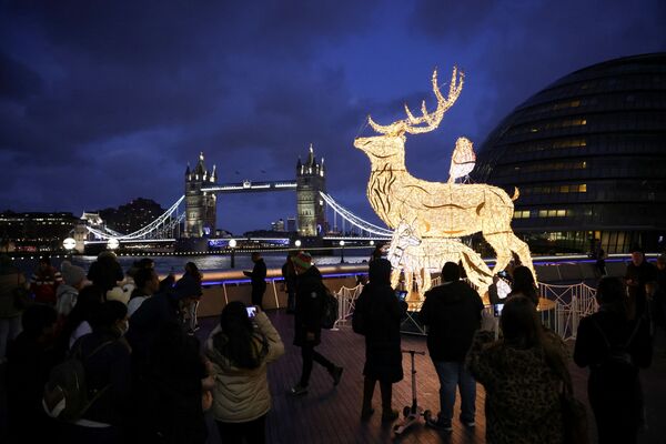 Una escultura navideña en Londres. - Sputnik Mundo