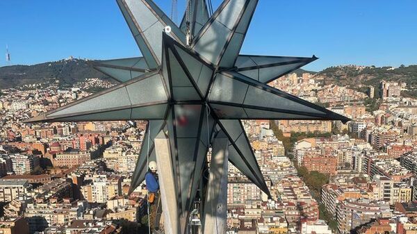 Instalación de la estrella en la Sagrada Familia (Barcelona) - Sputnik Mundo