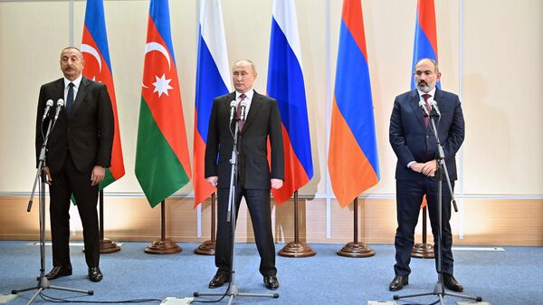 El presidente de la República de Azerbaiyán, Iljam Alíev, el presidente de Rusia, Vladímir Putin, y el primer ministro de Armenia, Nikol Pashinián, dan rueda de prensa tras una reunión trilateral en la ciudad de Sochi, Rusia, el 26 de noviembre de 2021 - Sputnik Mundo