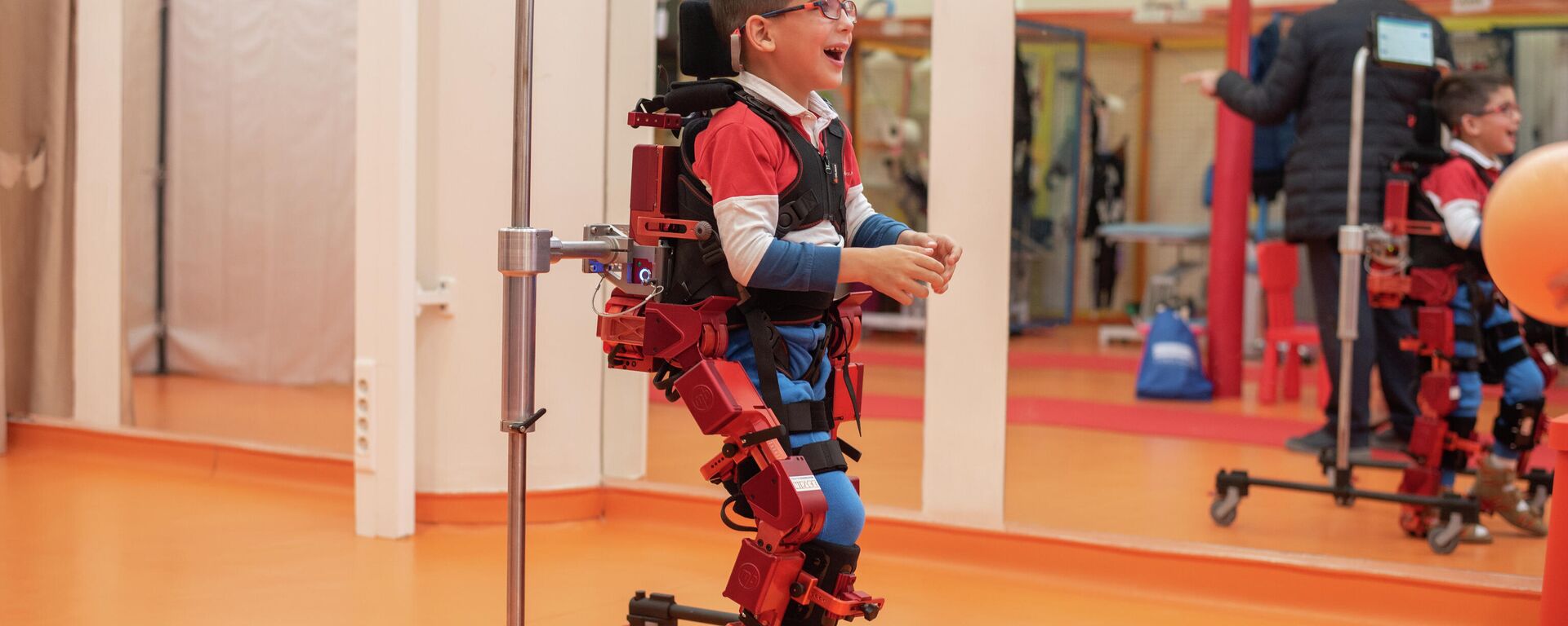 Pedro, niño con parálisis cerebral, probando el exoesqueleto ATLAS 2030 (Guadalajara, España) - Sputnik Mundo, 1920, 03.12.2021