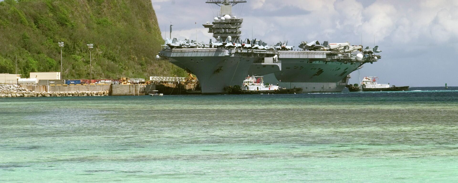 El portaaviones de propulsión nuclear USS Nimitz (CVN 68) atraca en el puerto de Apra, Guam - Sputnik Mundo, 1920, 01.12.2021
