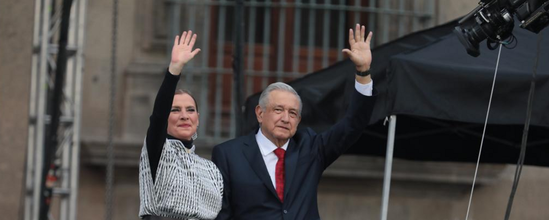 El presidente de México, Andrés Manuel López Obrador, con su esposa, Beatriz Gutiérrez Müller, durante su dicurso a la nación con motivo de tres años de su gobierno - Sputnik Mundo, 1920, 02.12.2021
