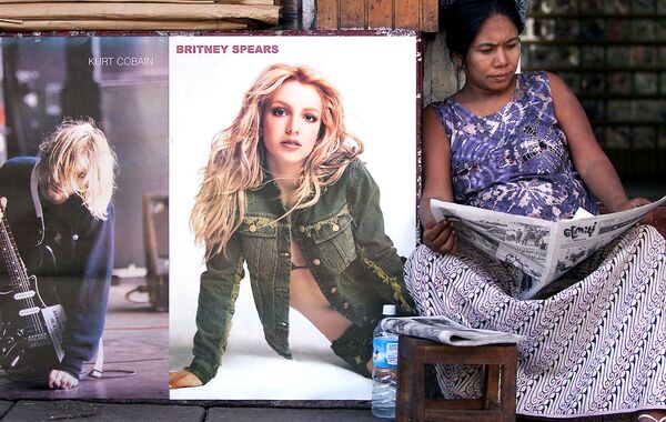 Un cartel de Britney en una tienda de Rangún, en Birmania. - Sputnik Mundo