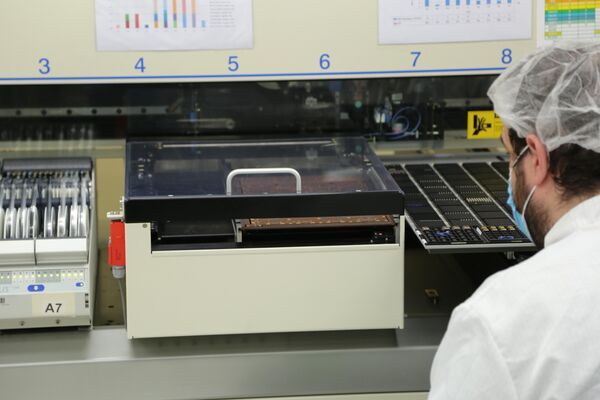 Máquina trabajando sobre tarjeta de satélite en Thales Alenia Space - Sputnik Mundo