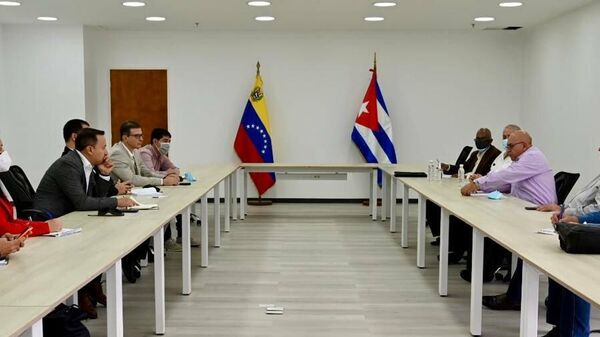 Reunión del ministro de Industria y Producción Nacional de Venezuela, Jorge Arreaza, con el ministro de Construcción de Cuba, René Mesa - Sputnik Mundo