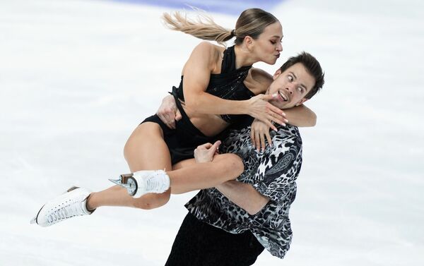 Los patinadores artísticos rusos Viktoria Sinítsina y Nikita Katsalapov durante su presentación en la sexta etapa del Gran Premio de Patinaje Artístico en Sochi, Rusia. - Sputnik Mundo