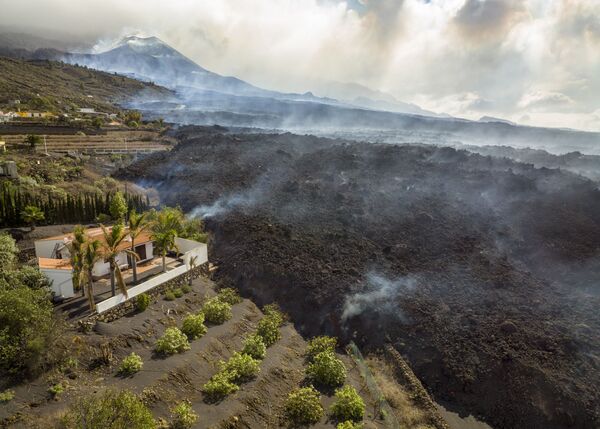 El volcán Cumbre Vieja sigue en erupción en la isla de La Palma, España. - Sputnik Mundo