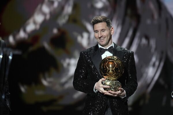 El futbolista argentino Lionel Messi, delantero del PSG y capitán de la selección argentina, estableció este año un récord al ganar el Balón de Oro por séptima vez. - Sputnik Mundo