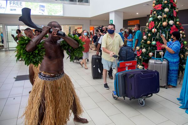 Bailarines tradicionales dan la bienvenida a los visitantes en la ciudad de Nadi después de que Fiyi abriera sus fronteras a los turistas extranjeros. - Sputnik Mundo