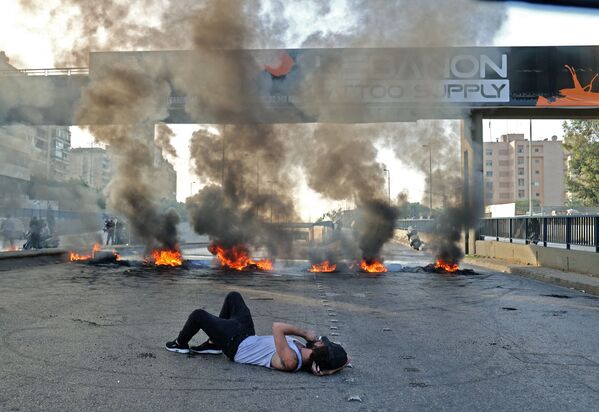 Un manifestante durante una protesta en Beirut, el Líbano. - Sputnik Mundo