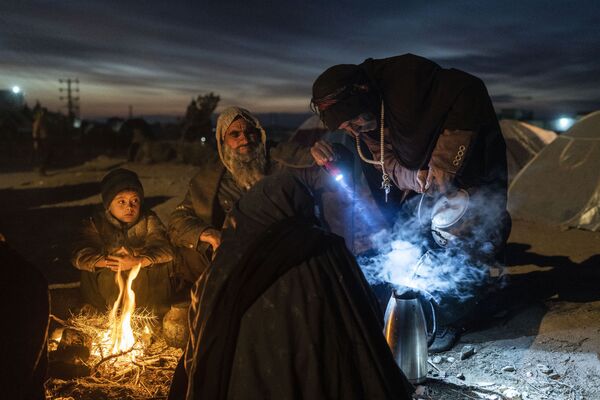 Una familia de refugiados prepara té en Herat, en Afganistán. - Sputnik Mundo