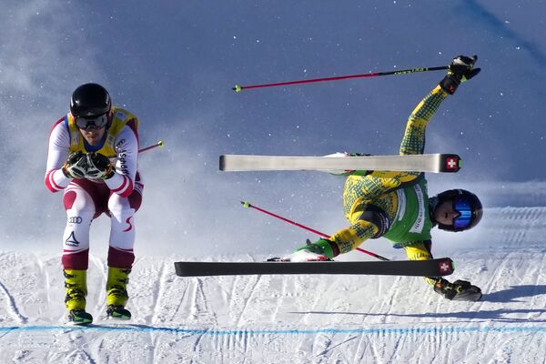 El esquiador alemán Tobias Mueller se cae en la final de una prueba de esquí en la Copa del Mundo de China. - Sputnik Mundo
