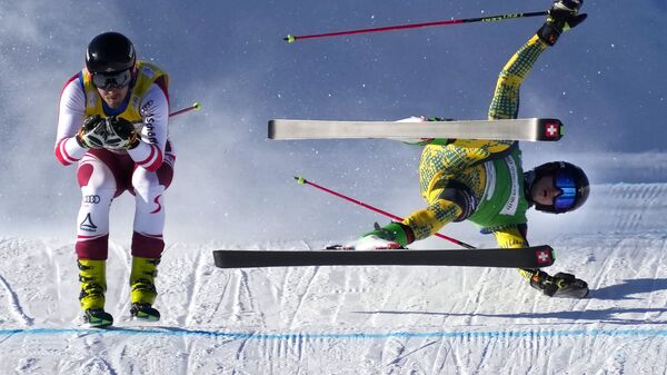 Тобиас Мюллер падает во время ски-кросса на Кубке мира FIS в Китае - Sputnik Mundo