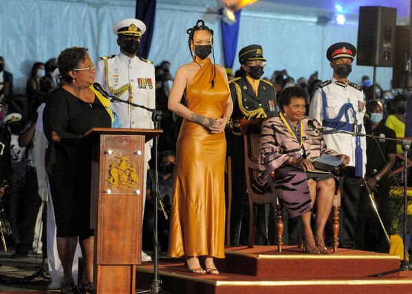 Durante la toma de posesión de la primera presidenta de Barbados, Sandra Mason, la cantante Rihanna fue nombrada héroe nacional del país. - Sputnik Mundo