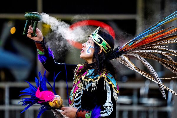 Una bailarina azteca actúa en el Encuentro del Legado Indígena en Toronto, Canadá. El acto rinde homenaje a los antiguos alumnos de los internados indios que existieron en Canadá hasta mediados de los años 90 y que desempeñaron un papel importante en la pérdida de las tradiciones indígenas. - Sputnik Mundo