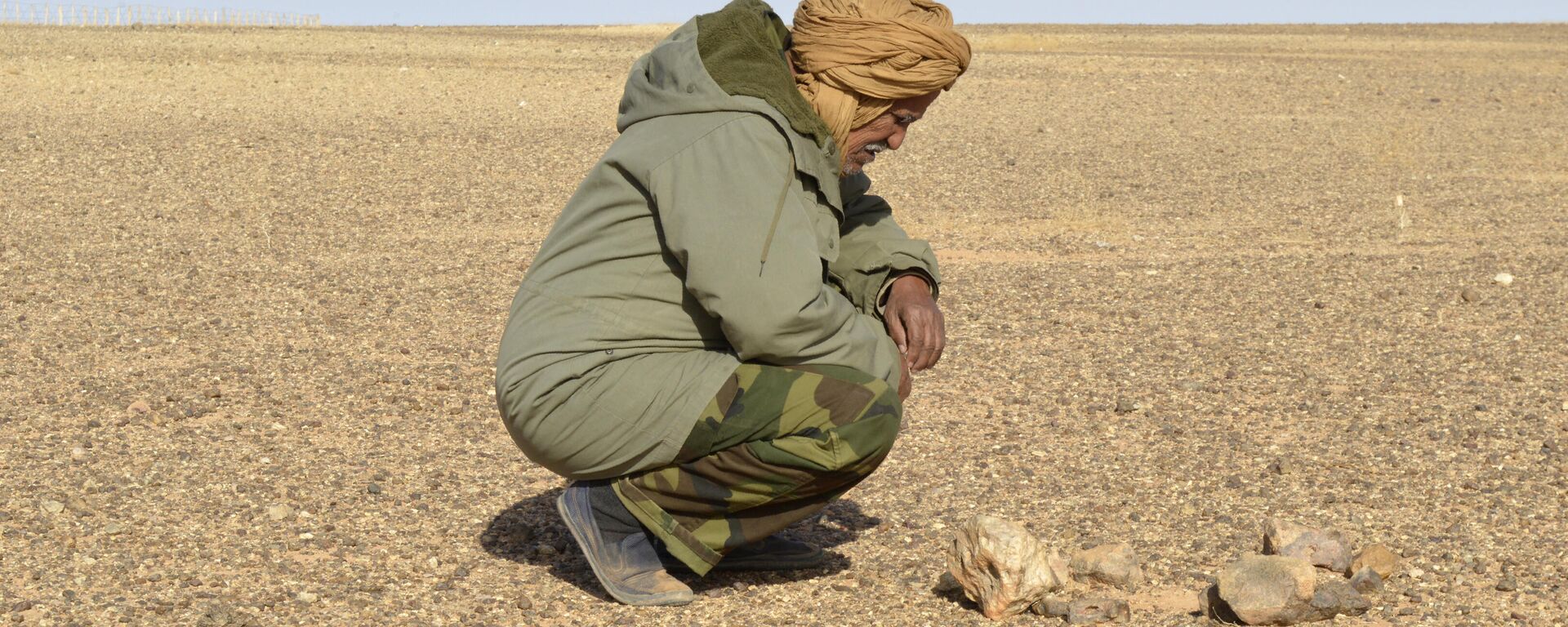 Un vigilante de seguridad mirando una mina antipersonal en el Sáhara Occidental - Sputnik Mundo, 1920, 08.12.2021