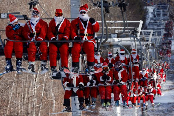 Participantes del &#x27;Domingo de Papá Noel&#x27; en la estación de esquí de Sunday River, cerca de Bethel, Maine, Estados Unidos. - Sputnik Mundo