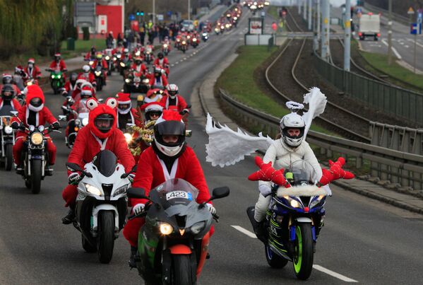 En la ciudad polaca de Gdańsk se celebró un desfile benéfico de los Papá Noel en motos. Cientos de motociclistas vestidos con trajes rojos, guiados por un ángel, recorrieron la calle principal de la ciudad para recaudar dinero para regalos de Navidad para niños necesitados. - Sputnik Mundo