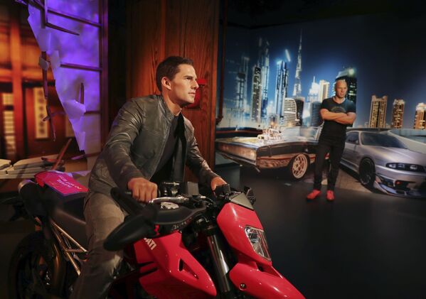 La efigie de cera de Tom Cruise montado en una moto, en el Museo Madame Tussauds en Dubai, en 2021. - Sputnik Mundo