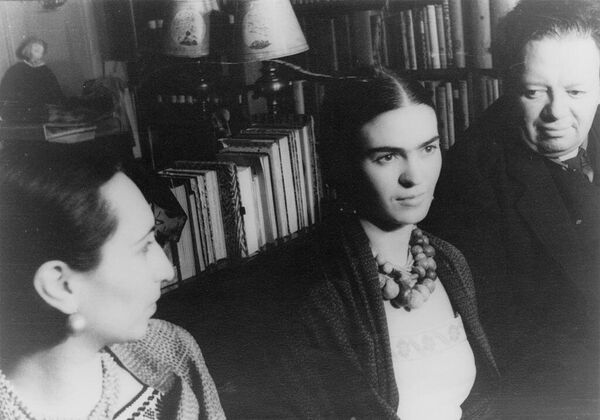 Pero fue la artista mexicana Frida Kahlo (centro) el verdadero amor de su vida. Era 20 años menor que él y su vida familiar estuvo llena de escándalos y sorpresas. Se casaron en dos ocasiones: lo hicieron por primera vez en 1929. - Sputnik Mundo